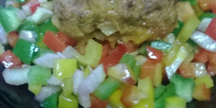 Karbanátky z trouby na paprikovém salátu