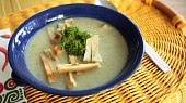 Krémová bramborovo-houbová polévka a svítek s libečkem