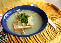 Krémová bramborovo-houbová polévka a svítek s libečkem