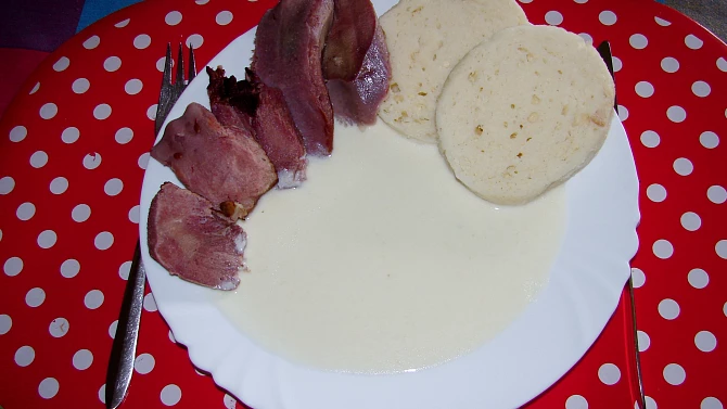Křenová omáčka, Uzený vepřový jazyk, křenová omáčka a houskový knedlík