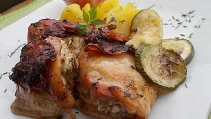 Kuřecí balíčky na grilu,  s uzeným bokem, sušenými rajčátky a cuketou