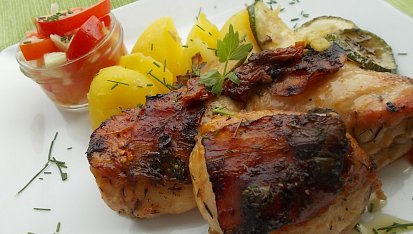 Kuřecí balíčky na grilu,  s uzeným bokem, sušenými rajčátky a cuketou