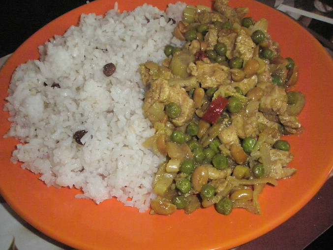 Kuřecí maso na kari s rýží, zeleninou