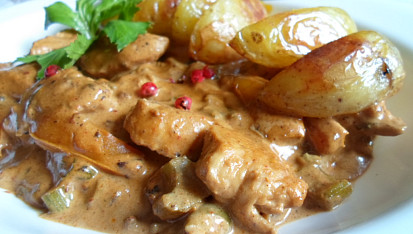 Kuřecí nudličky s červeným (růžovým) pepřem a gorgonzolou