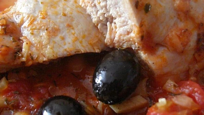 Kuřecí prsa s cizrnou, olivami a rajčatovou omáčkou