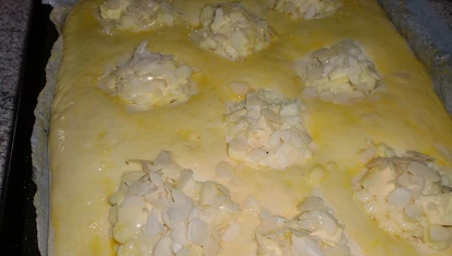 Kynutý koláč s jablky a pudinkem, Uděláme v těstě důlky a vyplníme je pudinkem