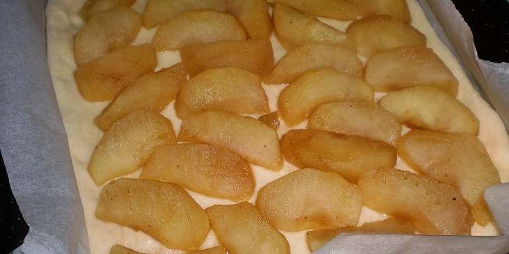 Kynutý koláč s jablky a pudinkem (Jablíčka podušením v cukru krásně zkaramelizují)