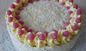 Kytičkový dort s vanilkovým pudinkovým krémem (Místo kytiček dozdobeno bonbony - jahůdka. Uprostřed místo na svíčky.)