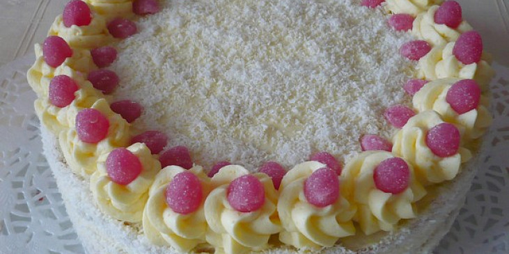 Kytičkový dort s vanilkovým pudinkovým krémem (Místo kytiček dozdobeno bonbony - jahůdka.…)