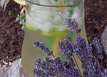 Levandulovo-mátová limonáda s limetkou