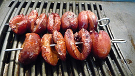 Marinované švestky na grilu
