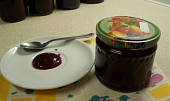 Nevařená marmeláda z černého rybízu (po 24 hodinách promíchávání houstne)