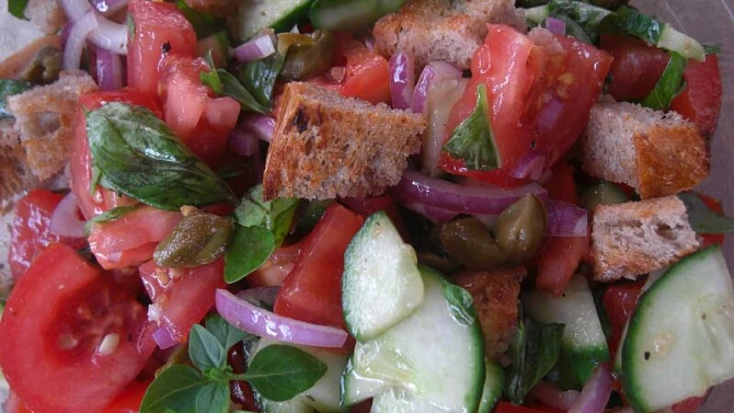 Panzanella, přidala jsem kapary