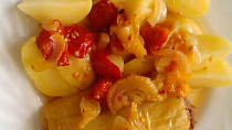 Pečené plněné papriky s cibulí a rajčaty