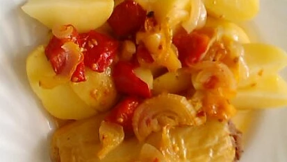 Pečené plněné papriky s cibulí a rajčaty