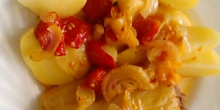 Pečené plněné papriky s cibulí a rajčaty