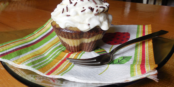 Polévané vanilkovo kakaové cupcakes s dulce de leche krémem (Můj pokus)