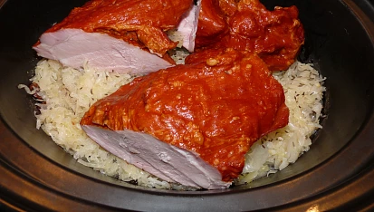 Pomalený uzený ocásek (křížová kost) se zelím