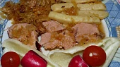 Pomalený uzený ocásek (křížová kost) se zelím