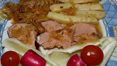 Pomalený uzený ocásek (křížová kost) se zelím