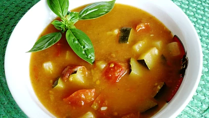 Rajčatovo-cuketová polévka