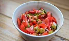 Rajčatový salát s olivami
