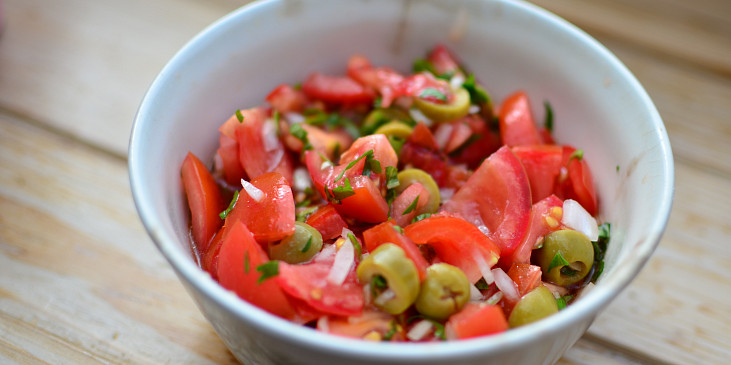 Rajčatový salát s olivami