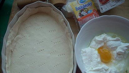 Slaný koláč s kozím sýrem a rajčaty
