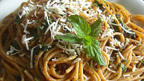Špagety s mátovou omáčkou