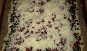 Třený borůvkový koláč s drobenkou (Před pečením)