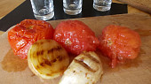 Trikolora s grilovanými rajčaty a česnekem