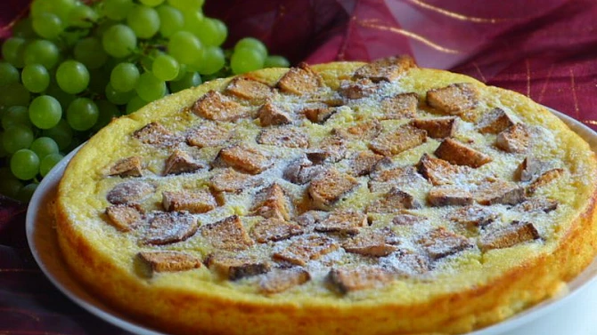 Tvarožník s perníkem a sušenými švestkami