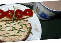 Vaječná pomazánka s metským salámem a sýrem