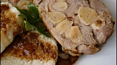Vepřová krkovice plněná česnekem, Detail masa na řezu