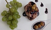 Vepřové medailonky s pikantní omáčkou a hroznovým vínem