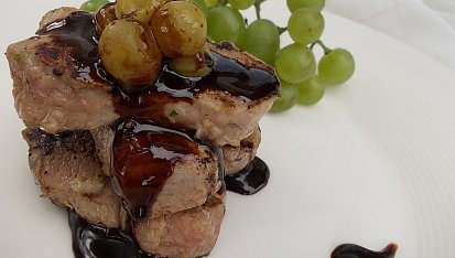 Vepřové medailonky s pikantní omáčkou a hroznovým vínem