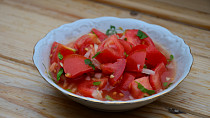 Základní sladkokyselá zálivka na rajčatový salát s cibulí