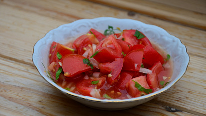 Základní sladkokyselá zálivka na rajčatový salát s cibulí