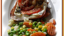 Zapečená kuřecí prsa s žampionovými bramborami a máslovou zeleninkou