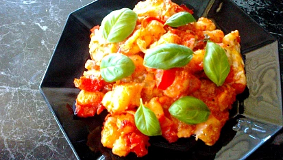Zapečené gnocchi s mozzarellou a bazalkou