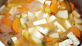 Zeleninová polévka s tofu