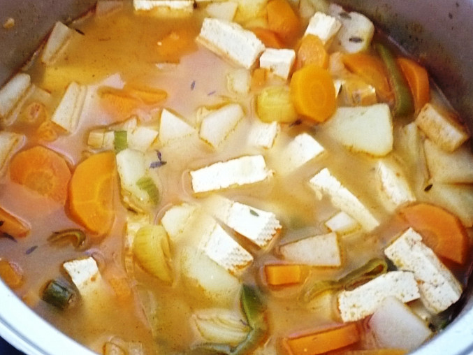 Zeleninová polévka s tofu