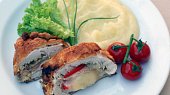 Balíčky z krůtích prsou s olomouckým překvápkem, Bramborová kaše představuje ideální přílohu. Balíčky pak servírujte na talířích šikmo překrojené