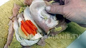 Balíčky z krůtích prsou s olomouckým překvápkem, Na tvarůžek položte kolečko cibule, pár nudliček červené papriky (sterilovaná kapie) a druhou polovinou plátku vše překryjte