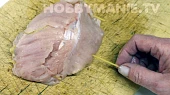 Balíčky z krůtích prsou s olomouckým překvápkem, Naplněný plátek upravte do podoby balíčku a jeho okraje spíchněte kousky špaget (nemusí se před jídlem vytahovat jako párátka)