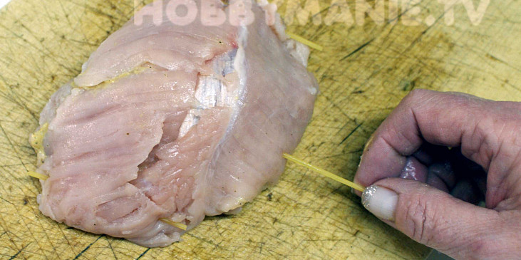 Balíčky z krůtích prsou s olomouckým překvápkem (Naplněný plátek upravte do podoby balíčku a jeho…)