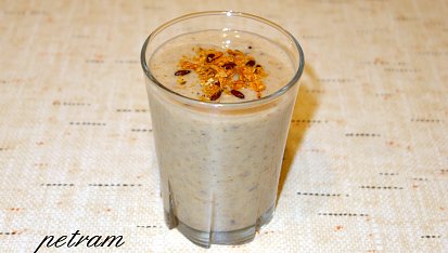 Banánový smoothie s rakytníkovými vločkami