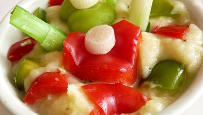 Bramborová kaše s paprikami, cibulkou, česnekem, pažitkou