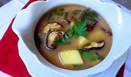 Bramborová polévka s mangoldem a houbami