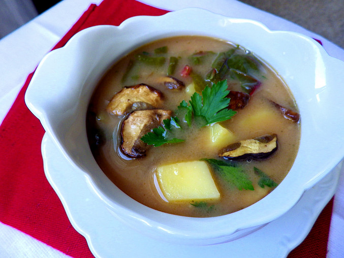 Bramborová polévka s mangoldem a houbami